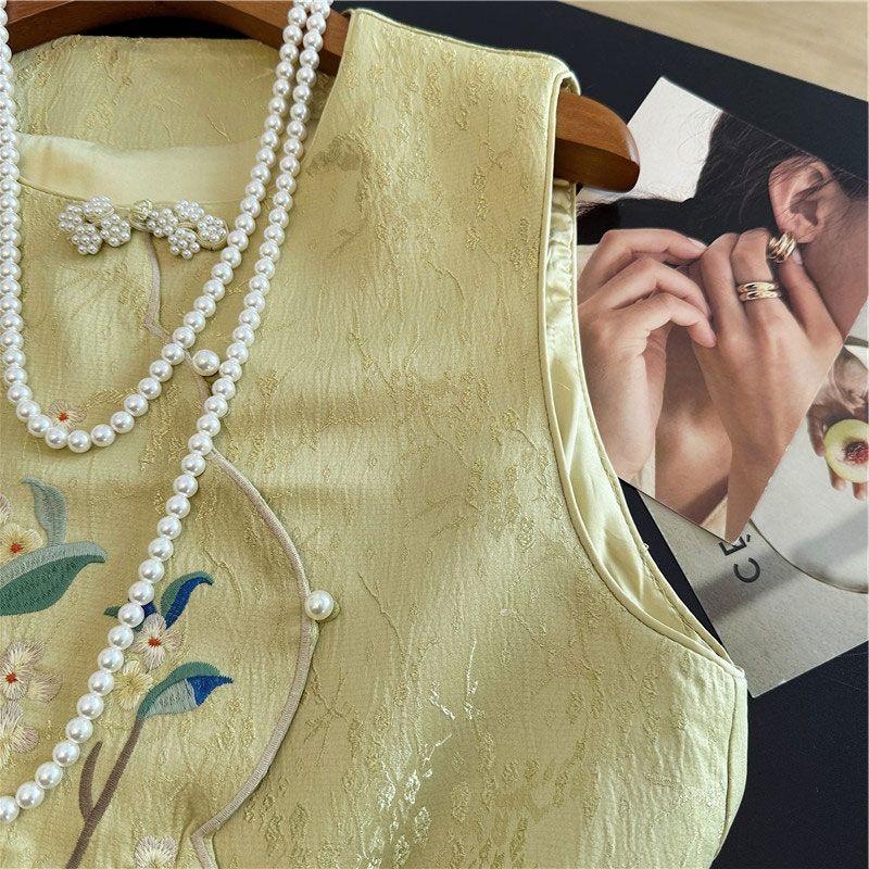 Neo Chinese Jacquard Embroidered Tang Suit Jacket for Women product photo - Zhongguo Hanfu